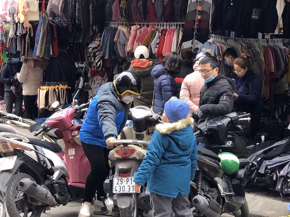 Quần áo ấm giá rẻ đổ tràn vỉa hè Hà Nội những ngày giá rét ảnh 4