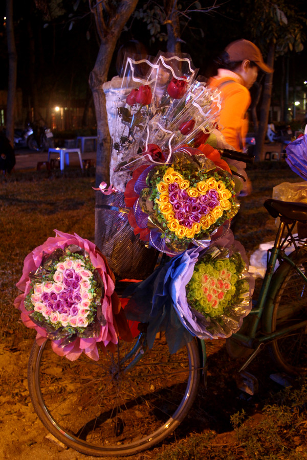 Chiếc giỏ xe chở đầy hoa