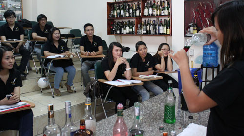 Học sinh ngành quản trị khách sạn nhà hàng Trường TCN Khôi Việt thực hành môn pha chế. Đây là một trong số các lớp nghề dài hạn (TCN) ít ỏi của trường -Ảnh: Minh Giảng