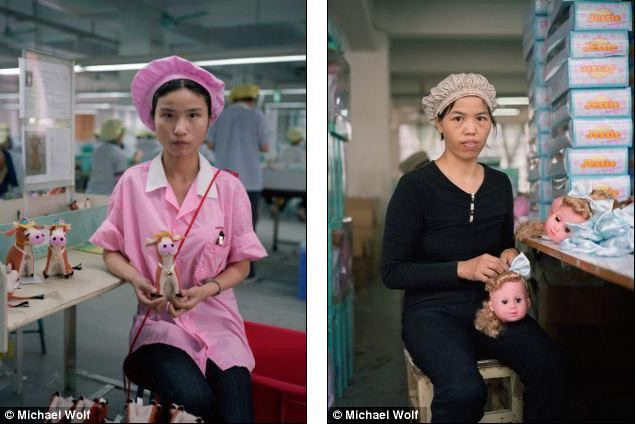 Những người phụ nữ làm việc trong nhà máy 