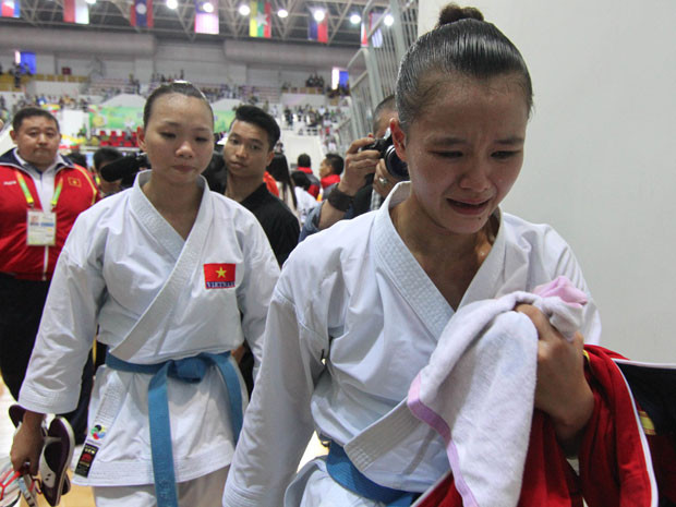 Khi các vận động viên Việt Nam khóc nức nở vì bị ép, chỉ có người hâm mộ chia sẻ, còn với các quan chức, chuyện chia chác huy chương, ép 