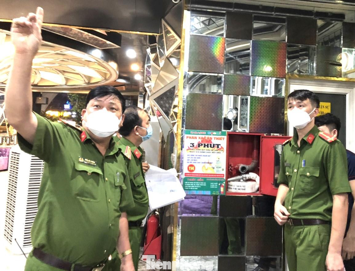 Công an Bình Dương kiểm tra các cơ sở karaoke trên địa bàn