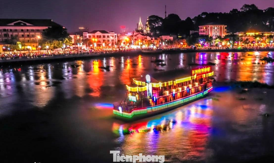 Công trình có mặt đường mỗi bên rộng 7,5m thảm nhựa, dải phân cách rộng 1,5m, hành lang mỗi bên rộng 4m, có công viên đi bộ chạy dọc bờ sông Sài Gòn. Công viên gồm nhiều cây xanh, hạng mục tiểu cảnh, có hệ thống thoát nước, đèn chiếu sáng và đèn trang trí hiện đại.