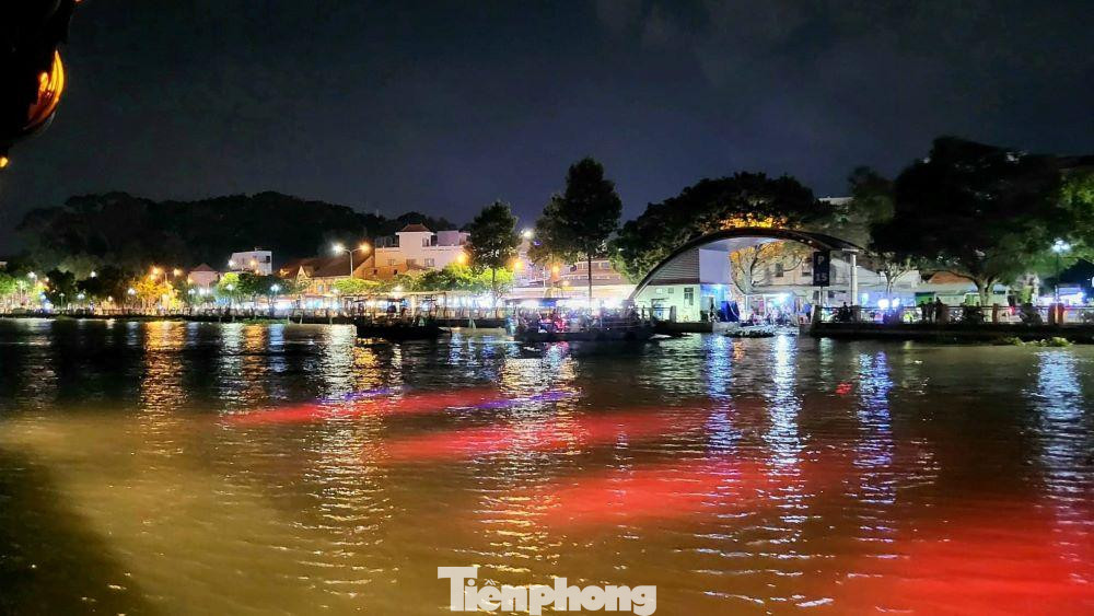 Phố đi bộ Bạch Đằng gồm các phân khu như: Khu văn hóa, văn nghệ, vui chơi, giải trí; khu bán hàng tổng hợp; khu ẩm thực, ăn uống, hàng lưu niệm, hàng thủ công mỹ nghệ... Nơi này dần dần phát triển các loại hình dịch vụ, du lịch văn hóa gắn với đất Thủ Dầu Một giàu truyền thống.