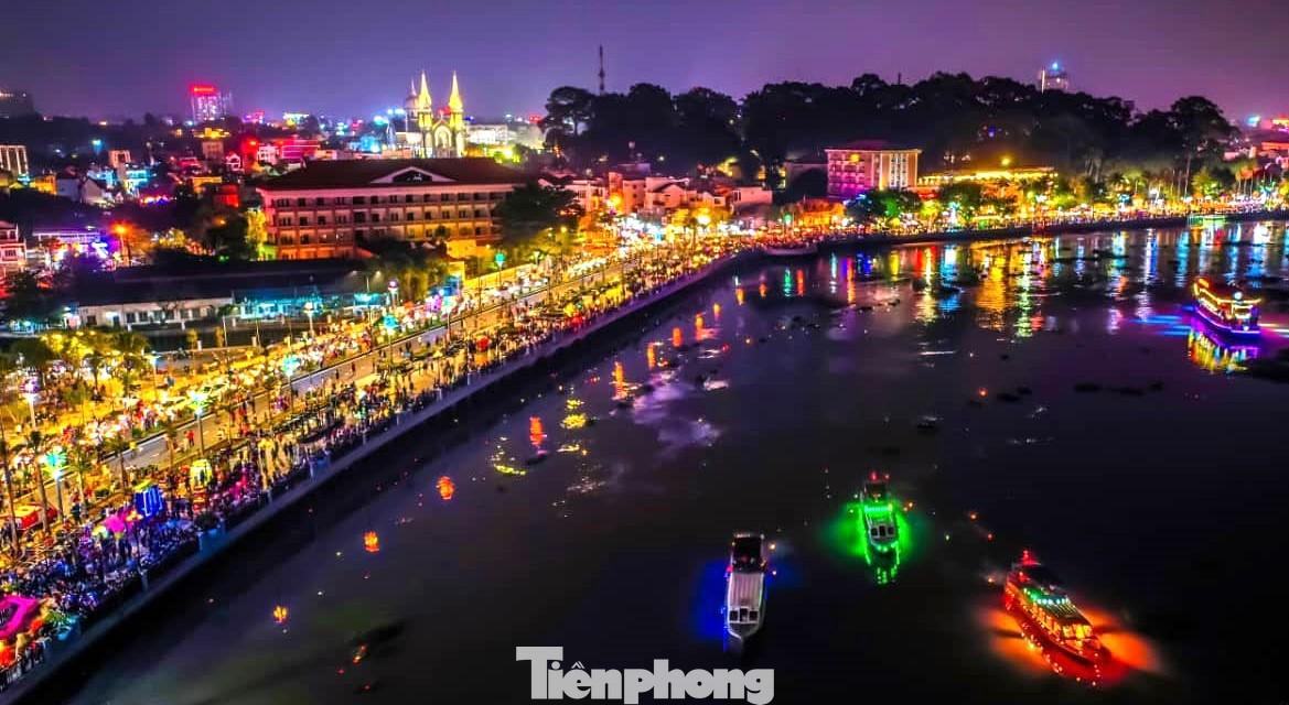 Dự án phố đi bộ Bạch Đằng được UBND tỉnh Bình Dương phê duyệt từ giữa năm 2011. Đến tháng 8/2017 dự án được khởi công xây dựng.