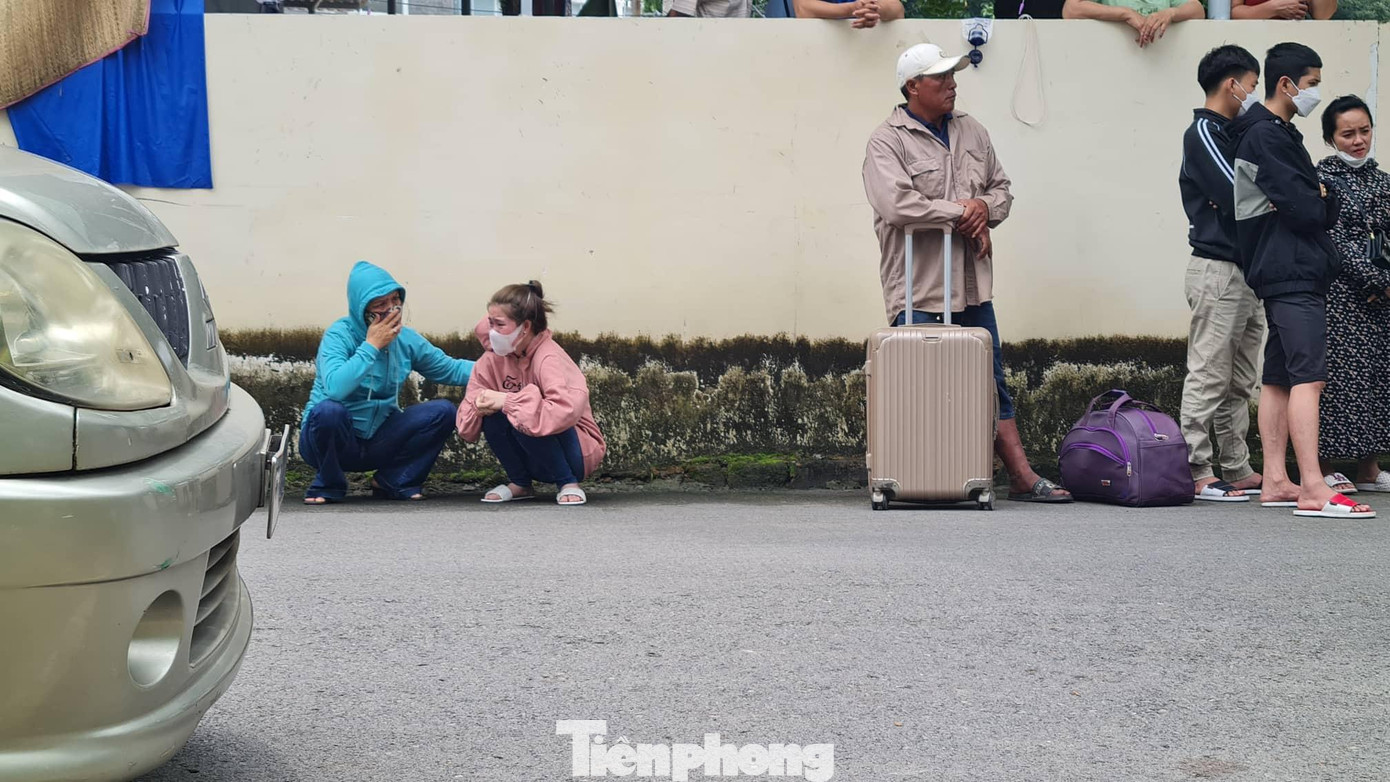 Người thân nạn nhân từ quê miền Tây đến khu vực nhà xác bệnh viện Người thân nạn nhân từ quê miền Tây đến khu vực nhà xác bệnh viện