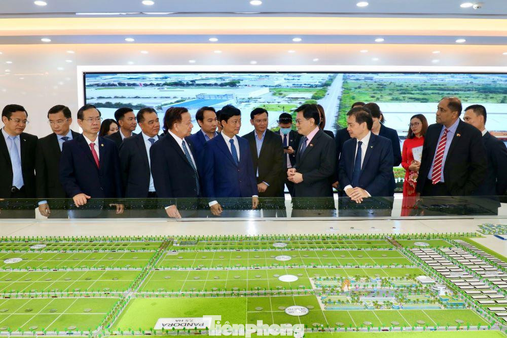 Lãnh đạo Singapore và Bình Dương thăm, khảo sát mô hình khu công nghiệp VSIP