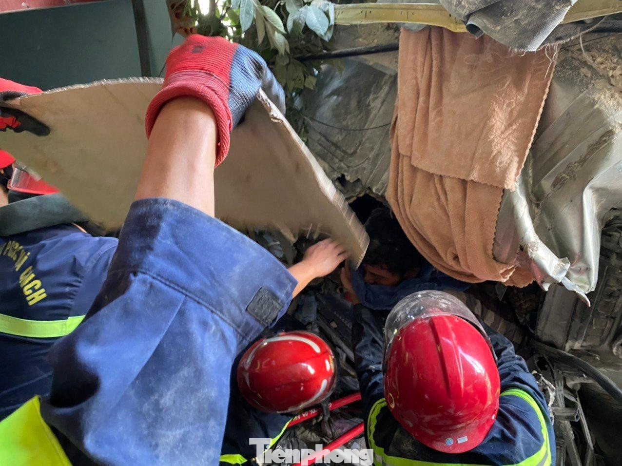 Lực lượng chức năng giải cứu tài xế. - Ảnh: CTV