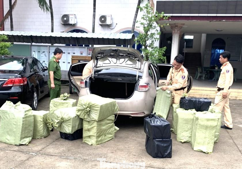 Chiếc xe chở đầy thuốc lá lậu