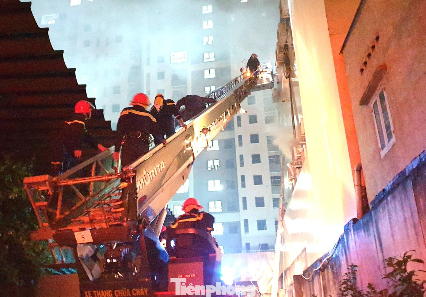 Lực lượng chức năng giải cứu các nạn nhân trên tầng Lực lượng chức năng giải cứu các nạn nhân trên tầng