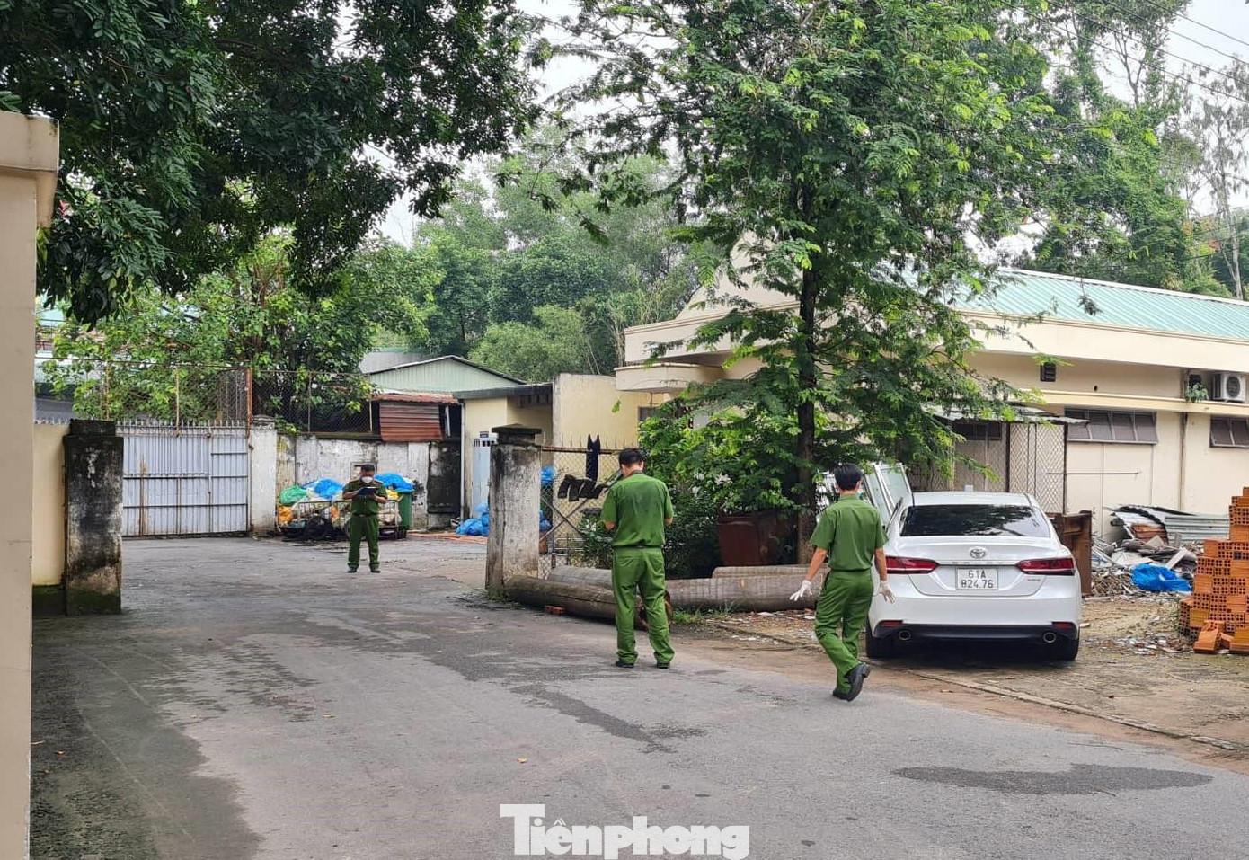 Lực lượng chức năng có mặt tại nhà xác bệnh viện để khám nghiệm thi thể