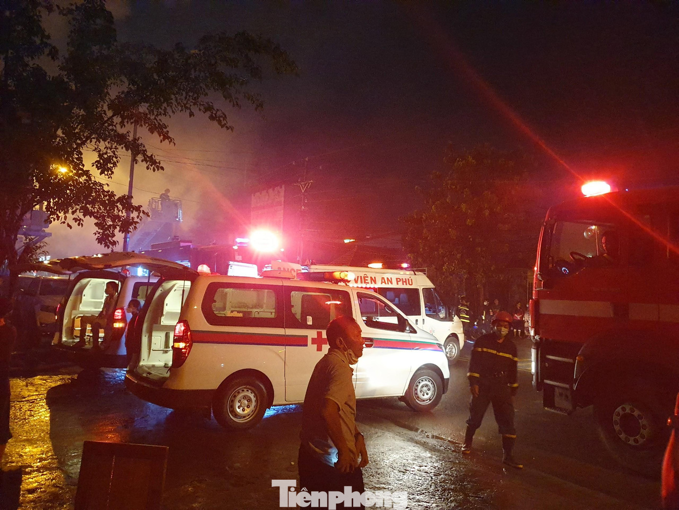 Nhiều xe cứu thương có mặt tại hiện trường Nhiều xe cứu thương có mặt tại hiện trường
