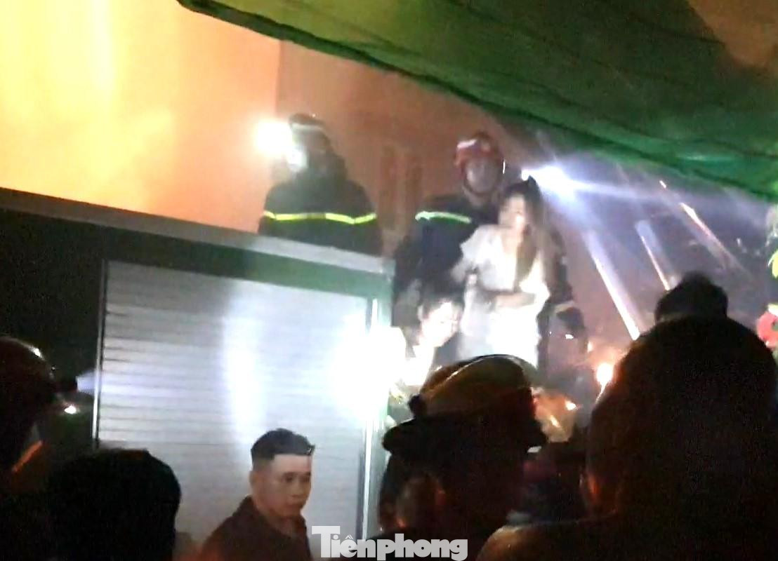 Lực lượng chức năng cứu người bên trong