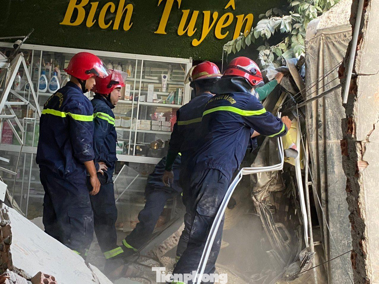 Xe ô tô tông vào nhà dân. - Ảnh: CTV