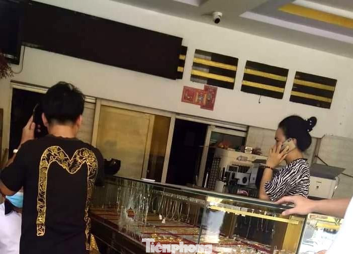 Tiệm vàng bị cướp Tiệm vàng bị cướp