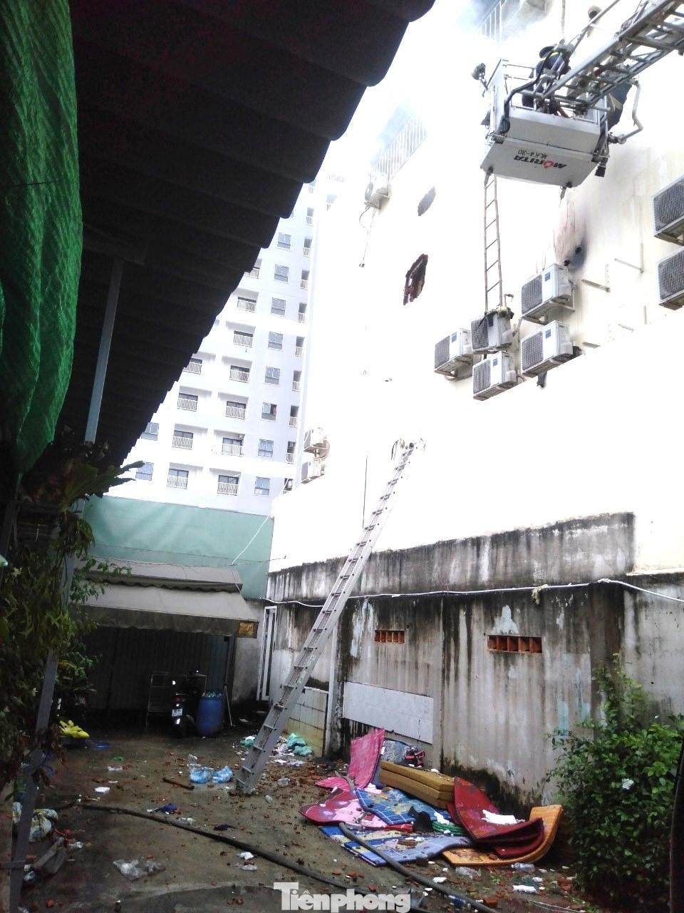 Khu vực phía sau quán karaoke lực lượng chức năng đang tiếp cận Khu vực phía sau quán karaoke lực lượng chức năng đang tiếp cận