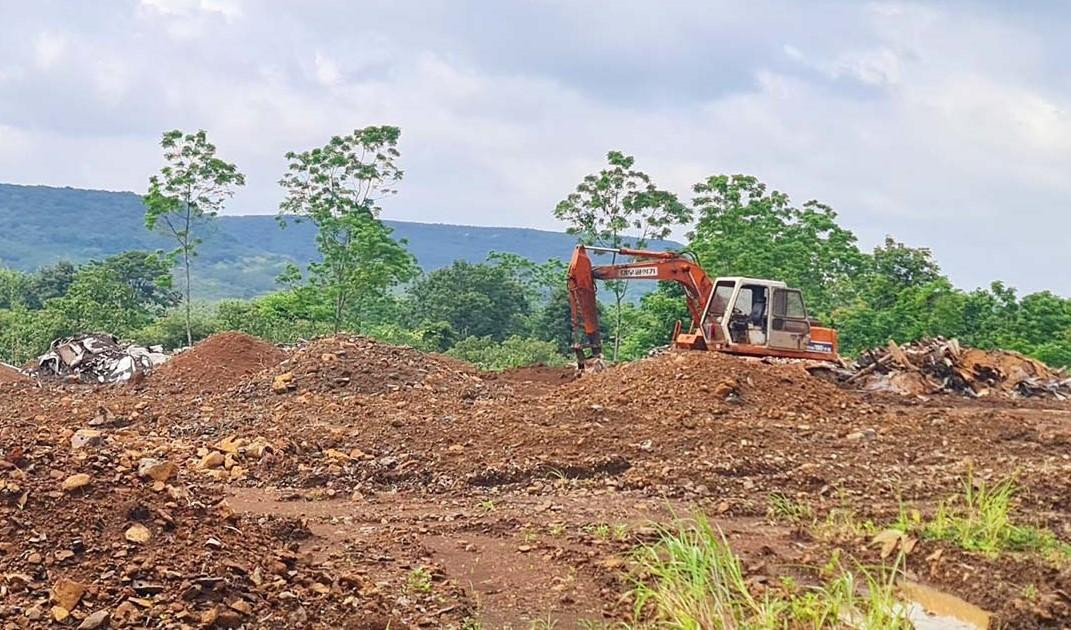 Rác thải đang được chôn xuống đất thì bị công an phát hiện