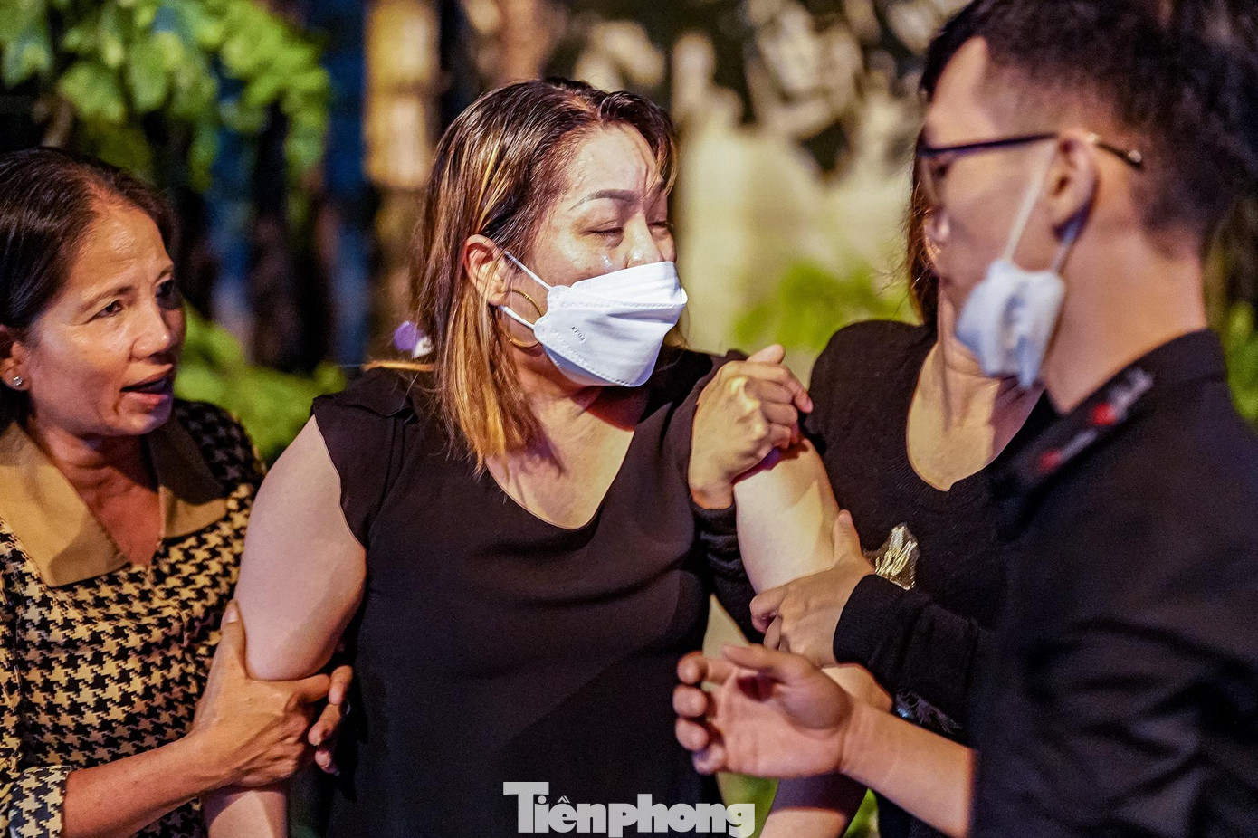 Người thân nạn nhân vụ hỏa hoạn tại karaoke An Phú đau buồn khi nhận bàn giao thi thể Ảnh: Phạm Nguyễn Người thân nạn nhân vụ hỏa hoạn tại karaoke An Phú đau buồn khi nhận bàn giao thi thể Ảnh: Phạm Nguyễn