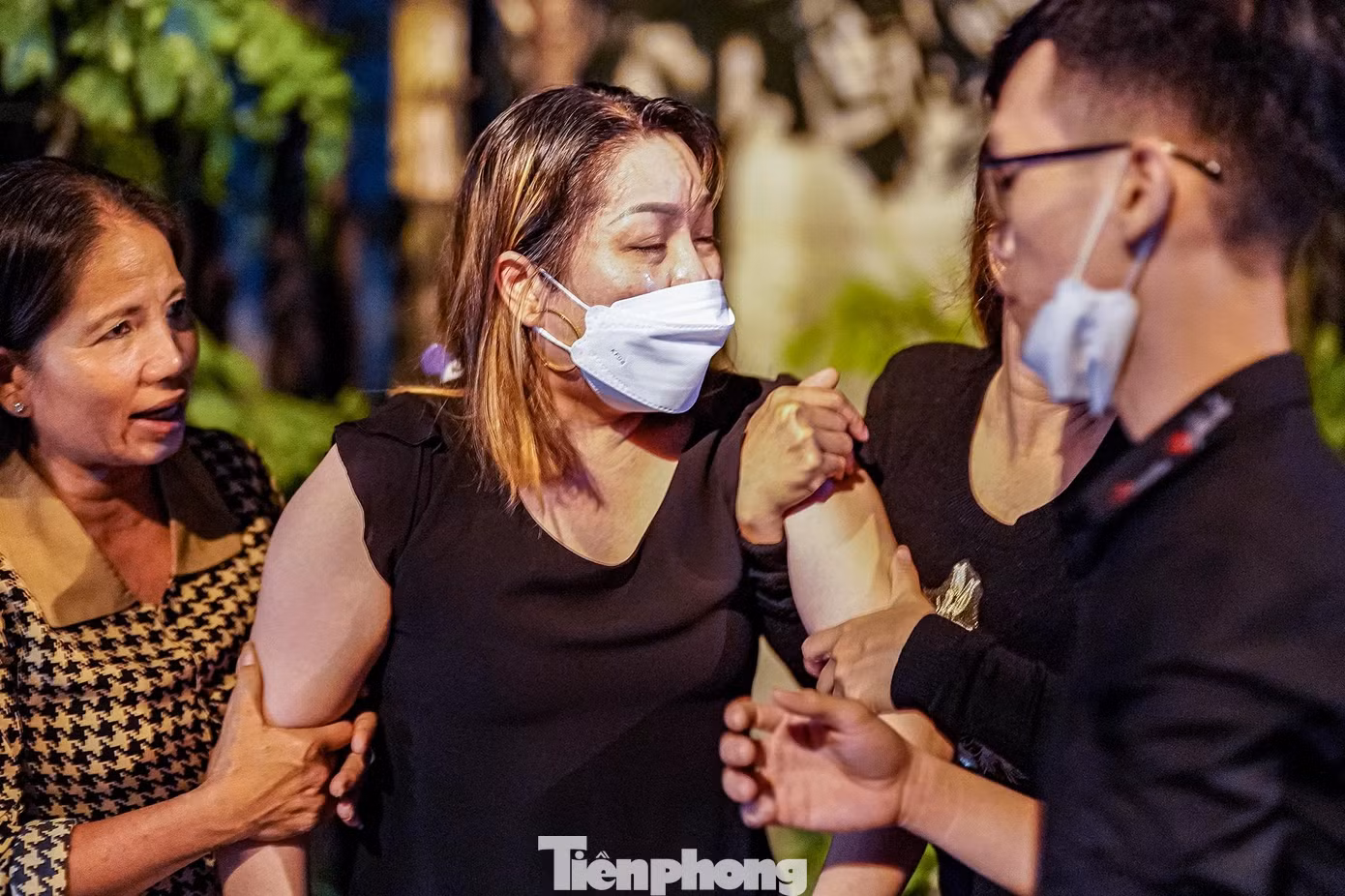 Người thân nạn nhân vụ hỏa hoạn tại karaoke An Phú đau buồn khi nhận bàn giao thi thể Ảnh: Phạm Nguyễn Người thân nạn nhân vụ hỏa hoạn tại karaoke An Phú đau buồn khi nhận bàn giao thi thể Ảnh: Phạm Nguyễn
