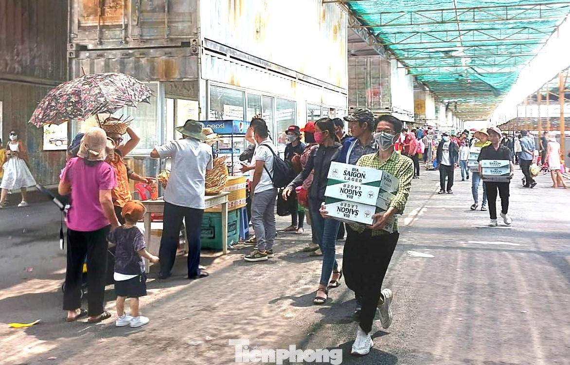 Khách đến vui chơi mang theo bia