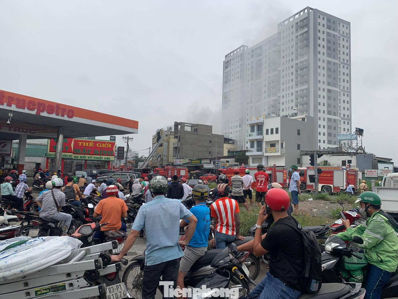 Rất đông người dân theo dõi