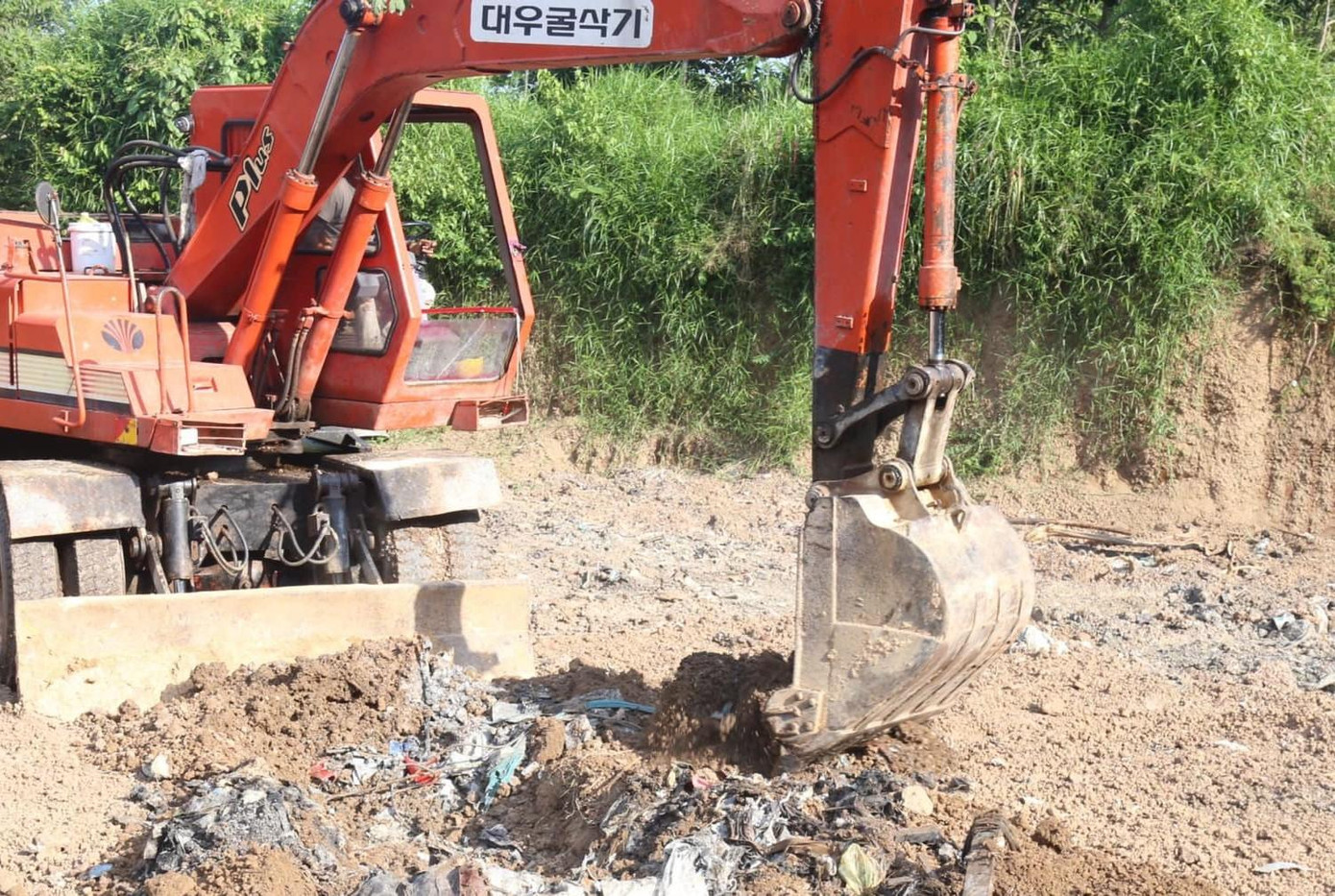 Rác thải chôn dưới đất trong cơ sở sản xuất muối