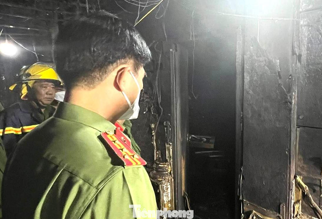 Lực lượng chức năng kiểm tra hiện trường vụ cháy sau khi lửa được khống chế