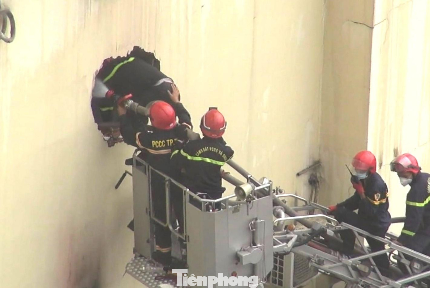 Phá tường tiếp cận phòng hát có người bên trong Phá tường tiếp cận phòng hát có người bên trong