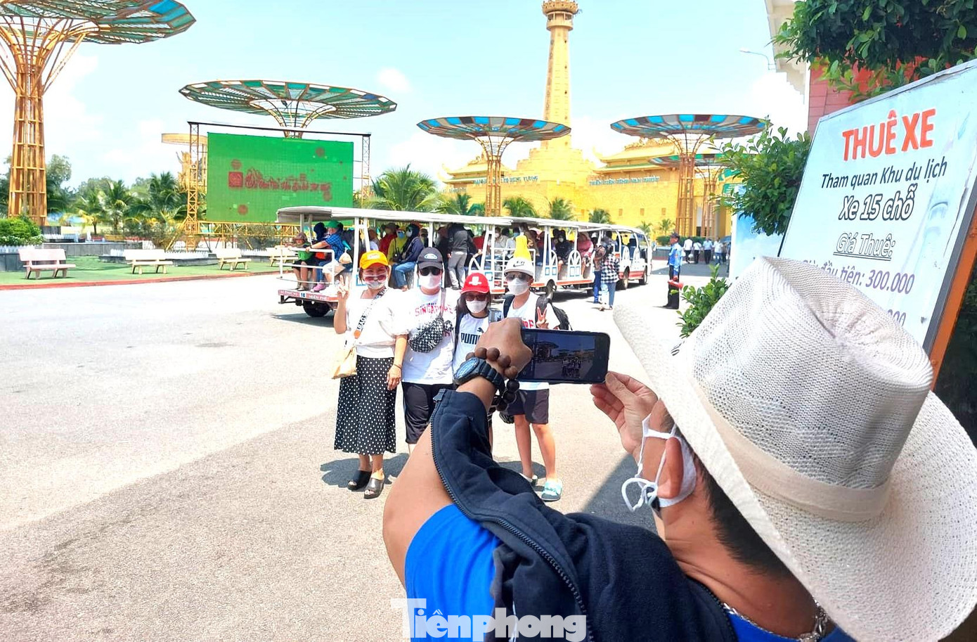 Một gia đình "check in" khi đến khu du lịch