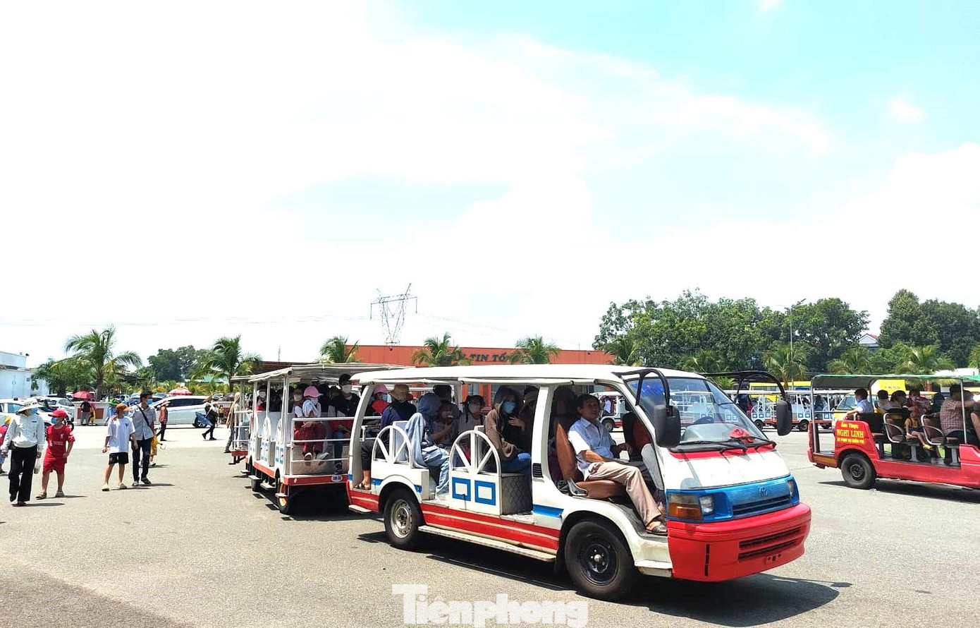 Xe điện sẽ di chuyển khách đến từng khu vui chơi