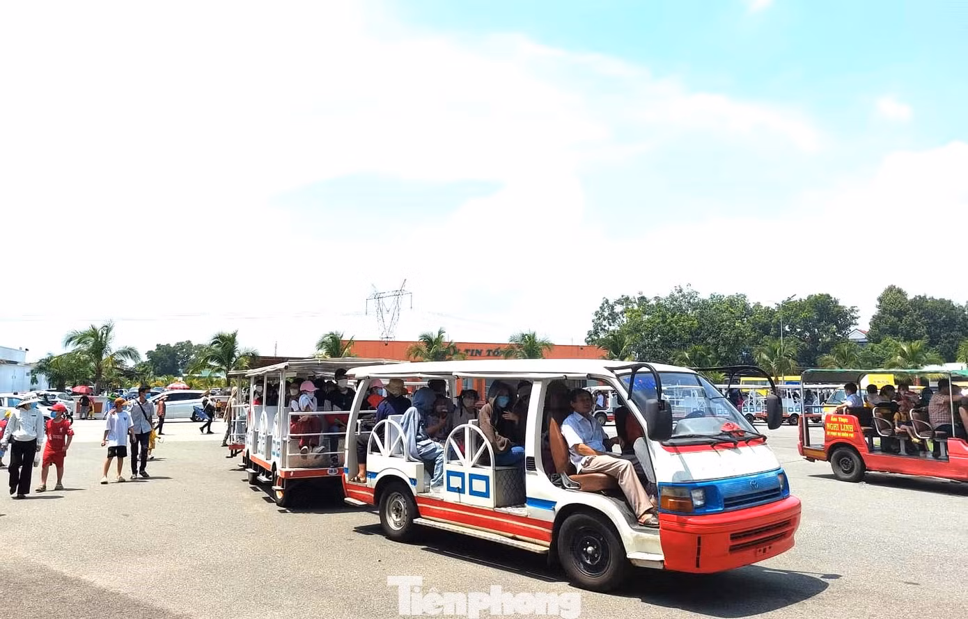 Xe điện sẽ di chuyển khách đến từng khu vui chơi Xe điện sẽ di chuyển khách đến từng khu vui chơi