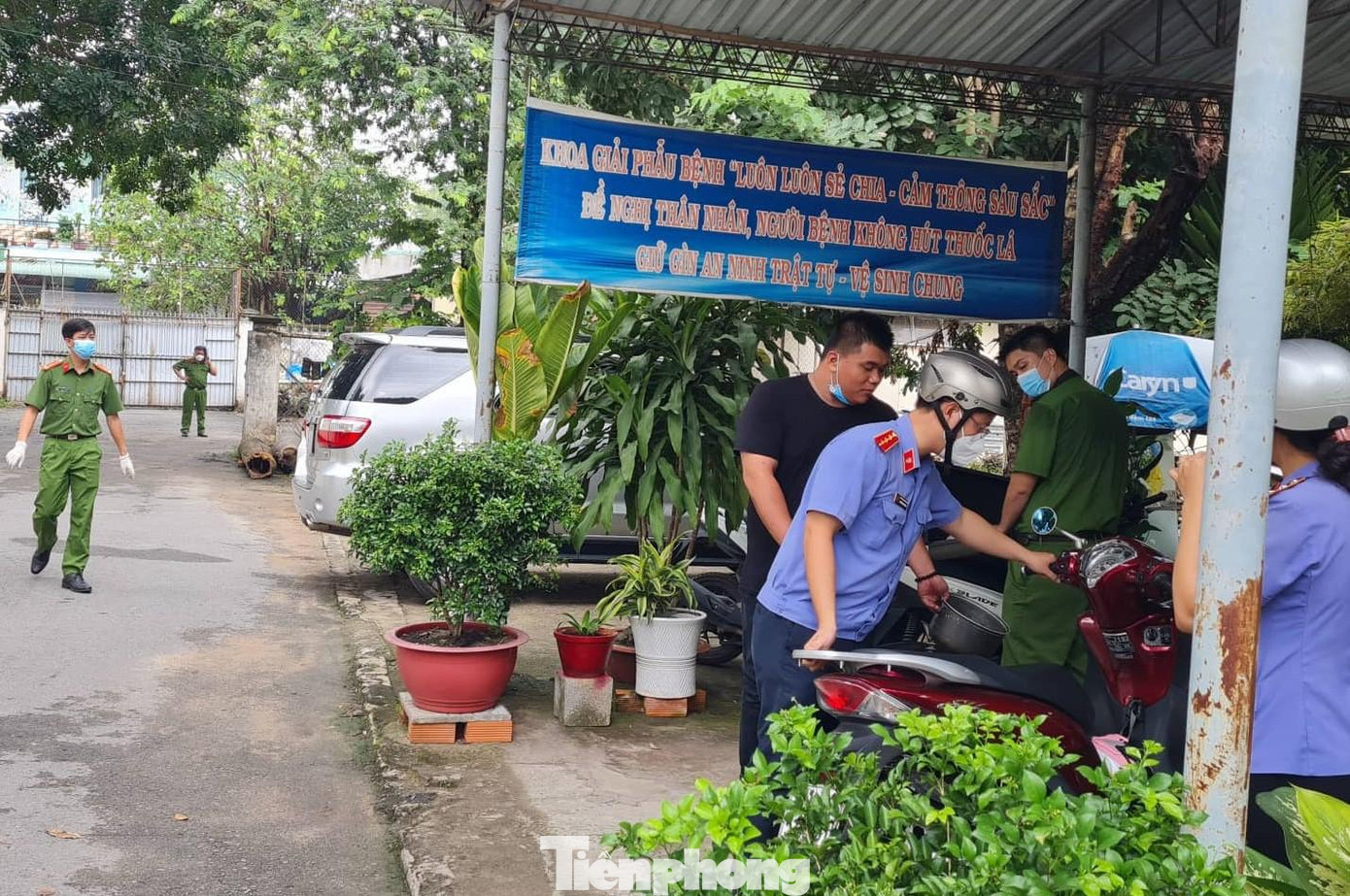 Lực lượng chức năng đang có mặt tại khu vực nhà xác bệnh viện để khám nghiệm