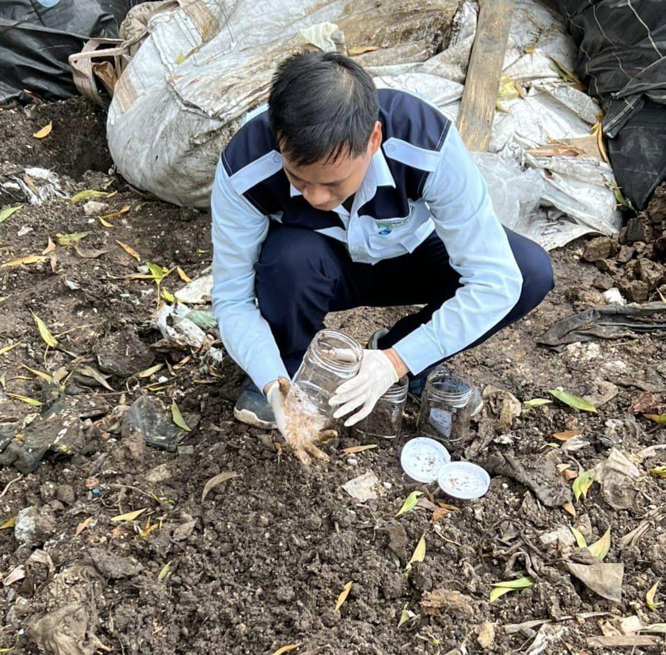 Lực lượng chức năng lấy mẫu đi xét nghiệm