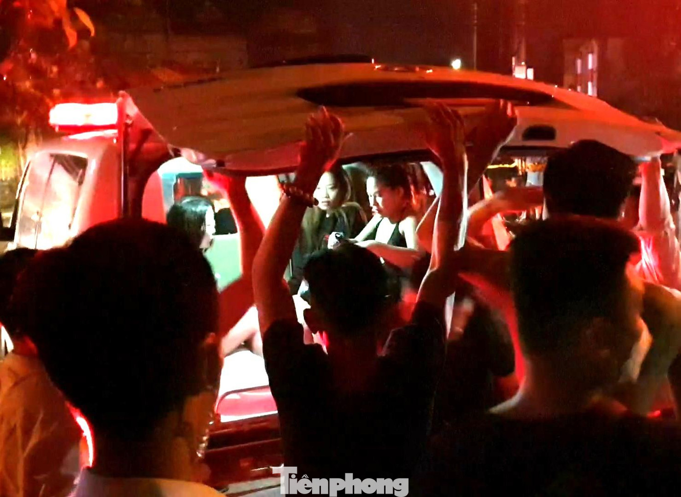 Các nạn nhân được đưa lên xe cứu thương Các nạn nhân được đưa lên xe cứu thương