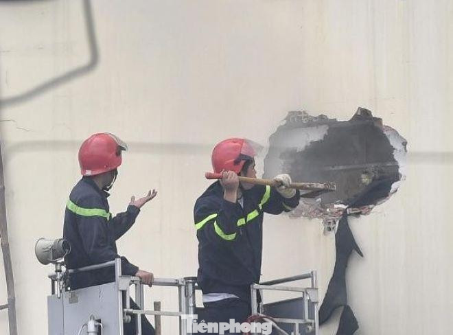 Lực lượng cứu nạn dù rất nỗ lực nhưng không kịp giải cứu hết những người bên trong quán karaoke Lực lượng cứu nạn dù rất nỗ lực nhưng không kịp giải cứu hết những người bên trong quán karaoke