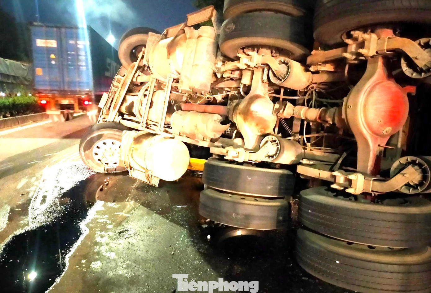 Xe container lật ngang giữa đường Xe container lật ngang giữa đường