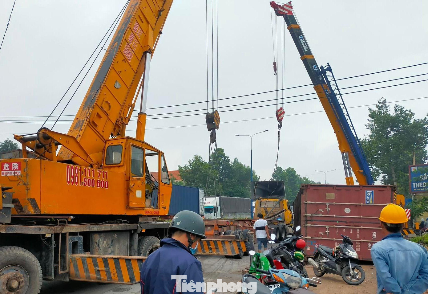 Lực lượng chức năng điều hai xe cẩu đến hiện trường để di dời xe container Lực lượng chức năng điều hai xe cẩu đến hiện trường để di dời xe container