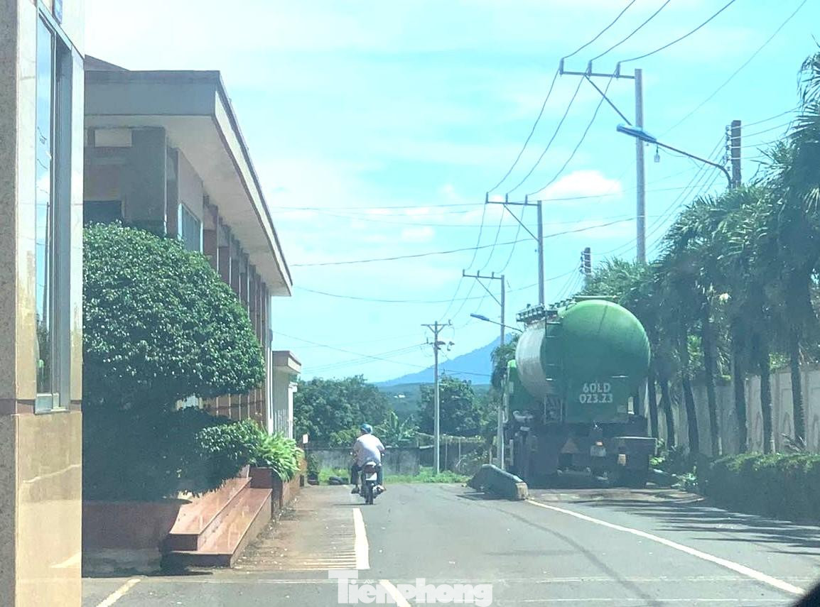 Xe bồn chở phân vào nơi tập kết bên trong cơ sở