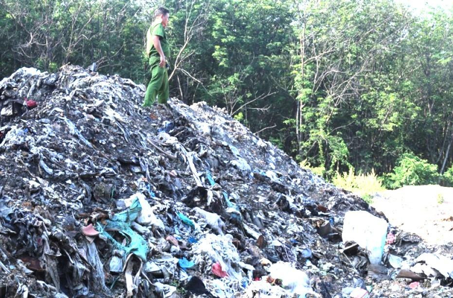 Rác thải chất thành đống ở cơ sở sản xuất muối