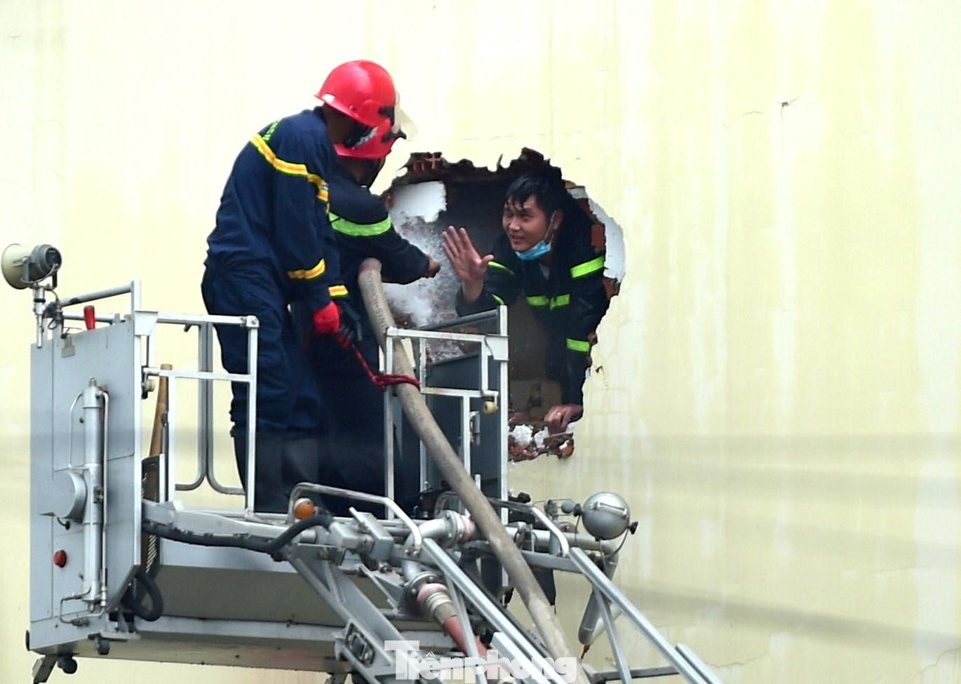 Lực lượng chức năng phá tường cứu nạn nhân