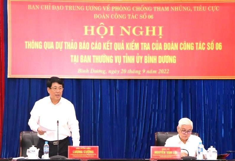 Đại tướng Lương Cường (bìa trái) làm việc tại Bình Dương