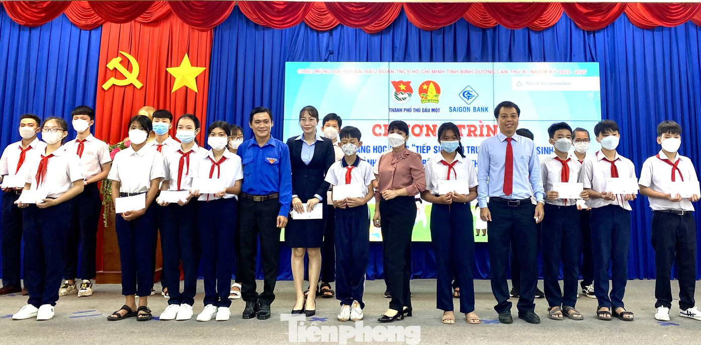 Các em học sinh có hoàn cảnh khó khăn được trao học bổng "Tiếp sức đến trường"