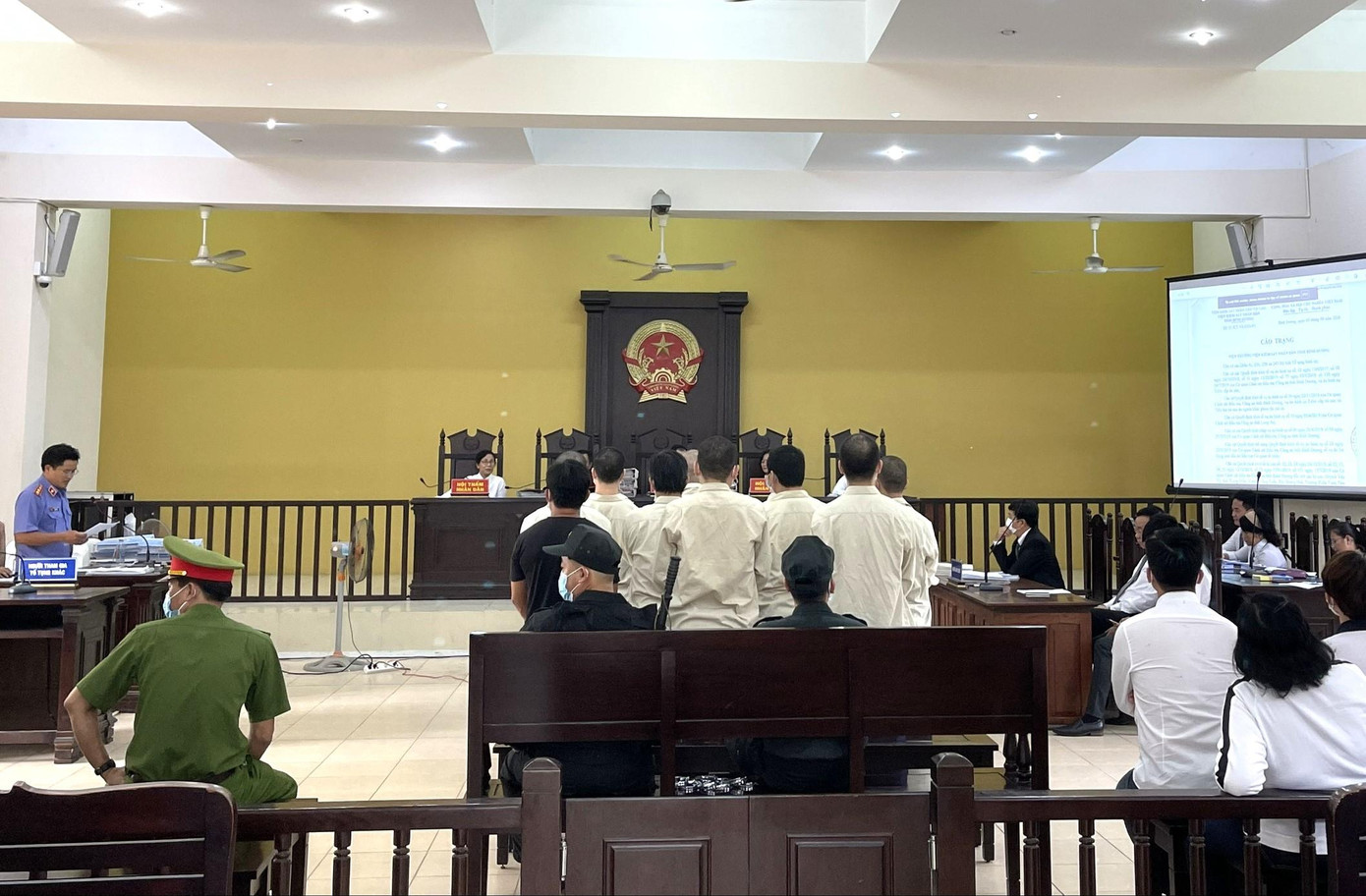 Một phiên tòa xét xử tại TAND tỉnh Bình Dương Một phiên tòa xét xử tại TAND tỉnh Bình Dương