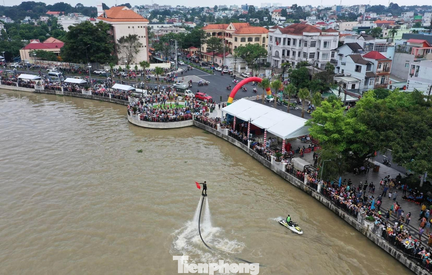 Người dân xem đua thuyền trưa ngày 2/9 bên phố đi bộ Bạch Đằng