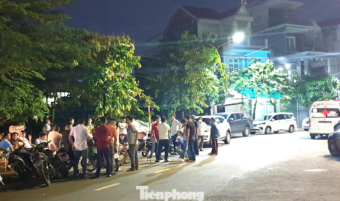 Nhiều người chờ từ trưa đến tối vẫn chưa liên lạc được với người thân Nhiều người chờ từ trưa đến tối vẫn chưa liên lạc được với người thân