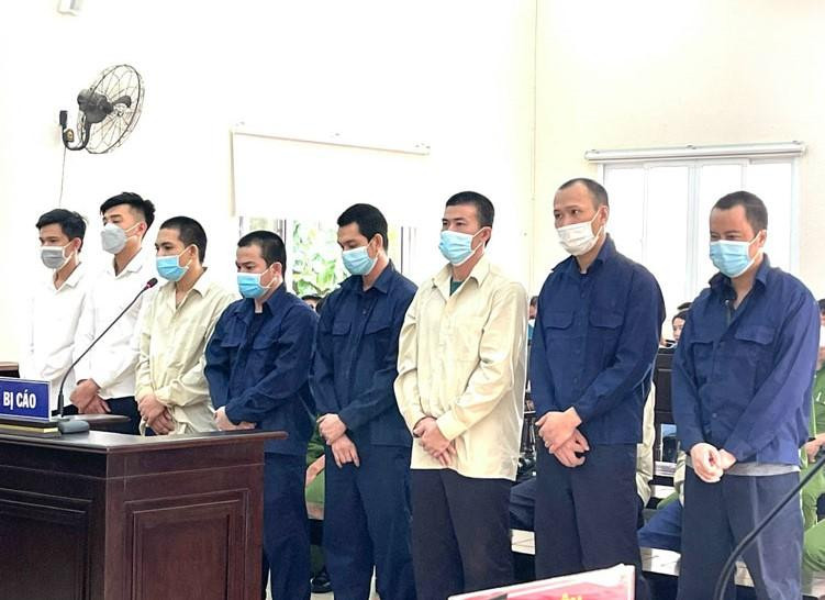 Nguyễn Trường Sơn (áo vàng, thứ 3 từ trái sang phải) bị tuyên án 14 năm tù