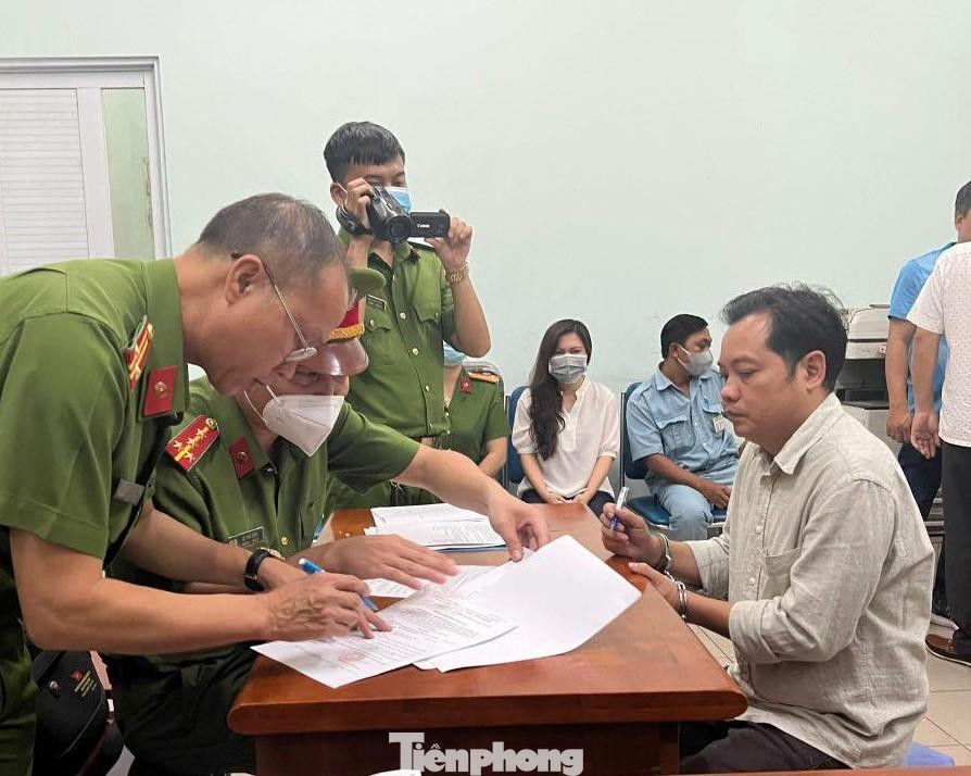 Ông Lê Anh Xuân (bìa phải) bị khởi tố, bắt giam