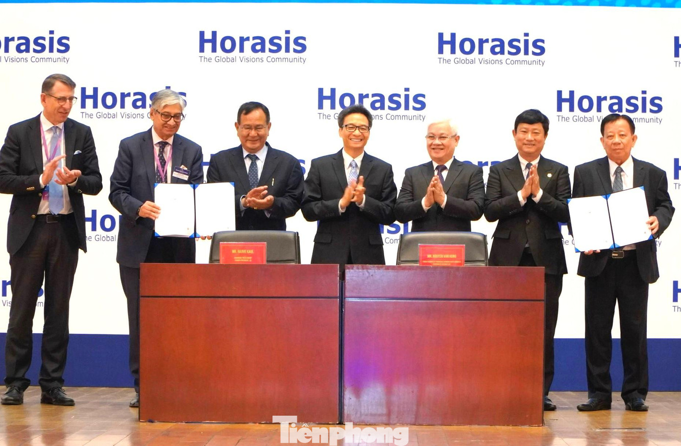 Phó Thủ tướng Vũ Đức Đam và lãnh đạo tỉnh Bình Dương chứng kiến nghi thức ký kết hợp tác giữa doanh nghiệp Việt Nam và nước ngoài tại diễn đàn