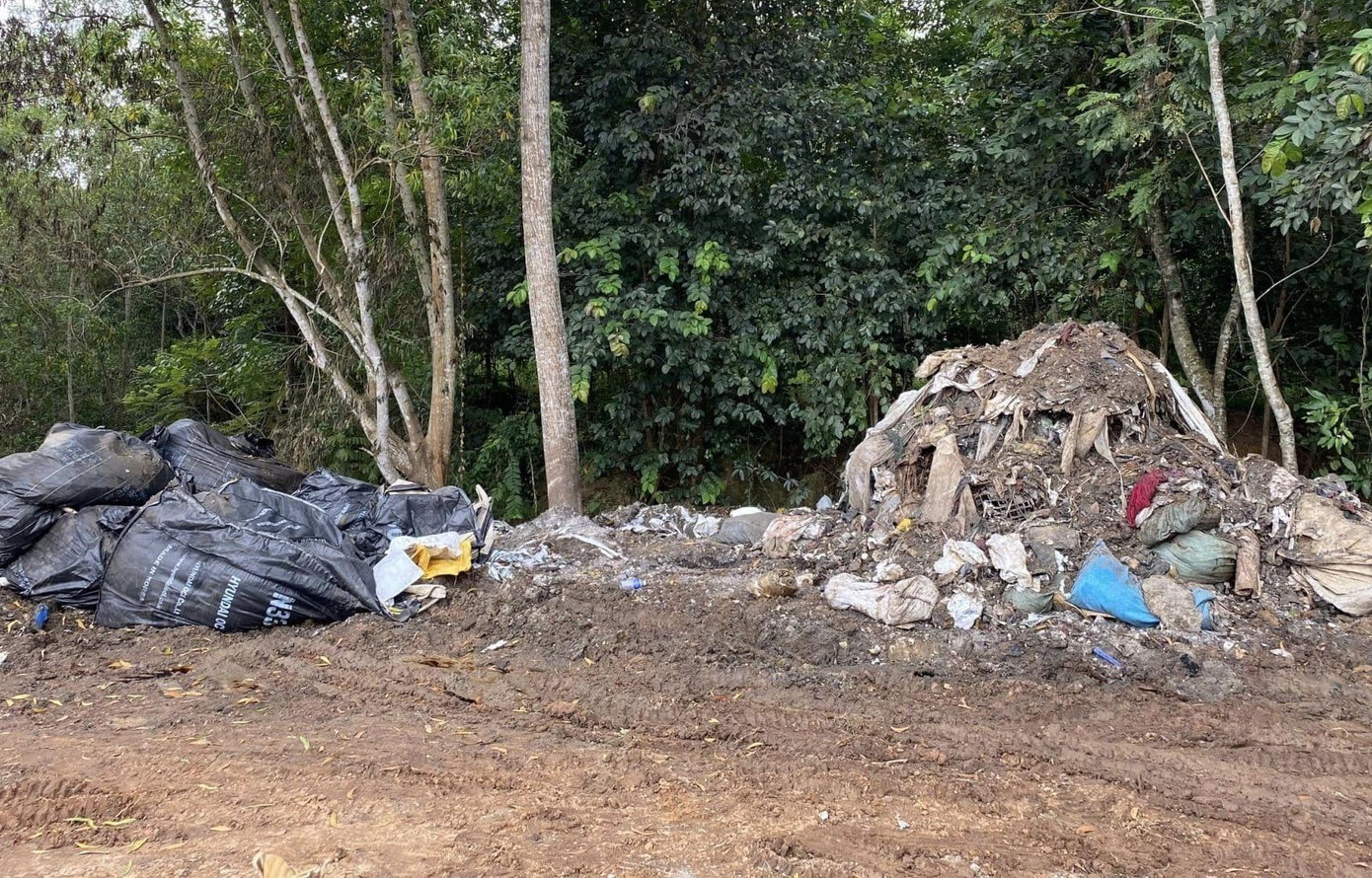 Rác thải bị đổ lén