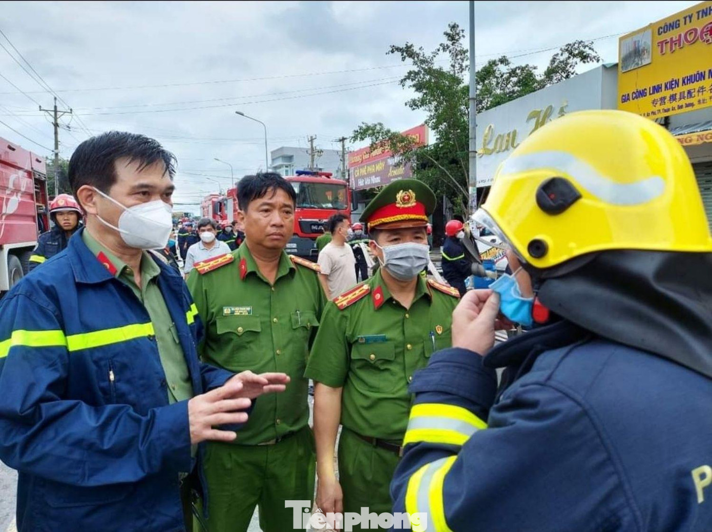 Đại tá Trịnh Ngọc Quyên - Giám đốc Công an tỉnh Bình Dương (bìa trái) có mặt từ rất sớm để chỉ đạo tại hiện trường